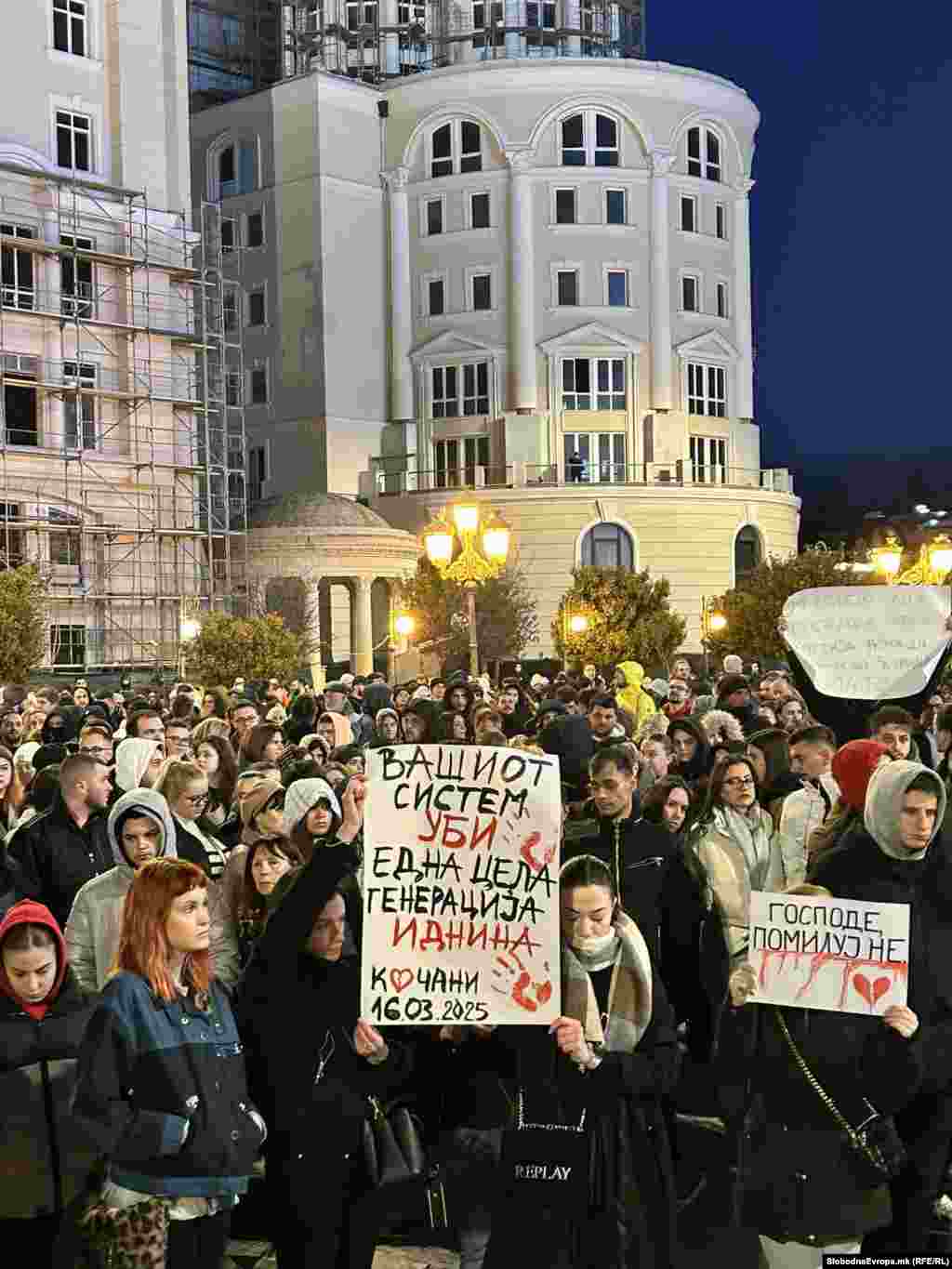 Под паролата „Кој е следен?“ им се оддава почит на 59-те жртви во пожарот во Кочани.