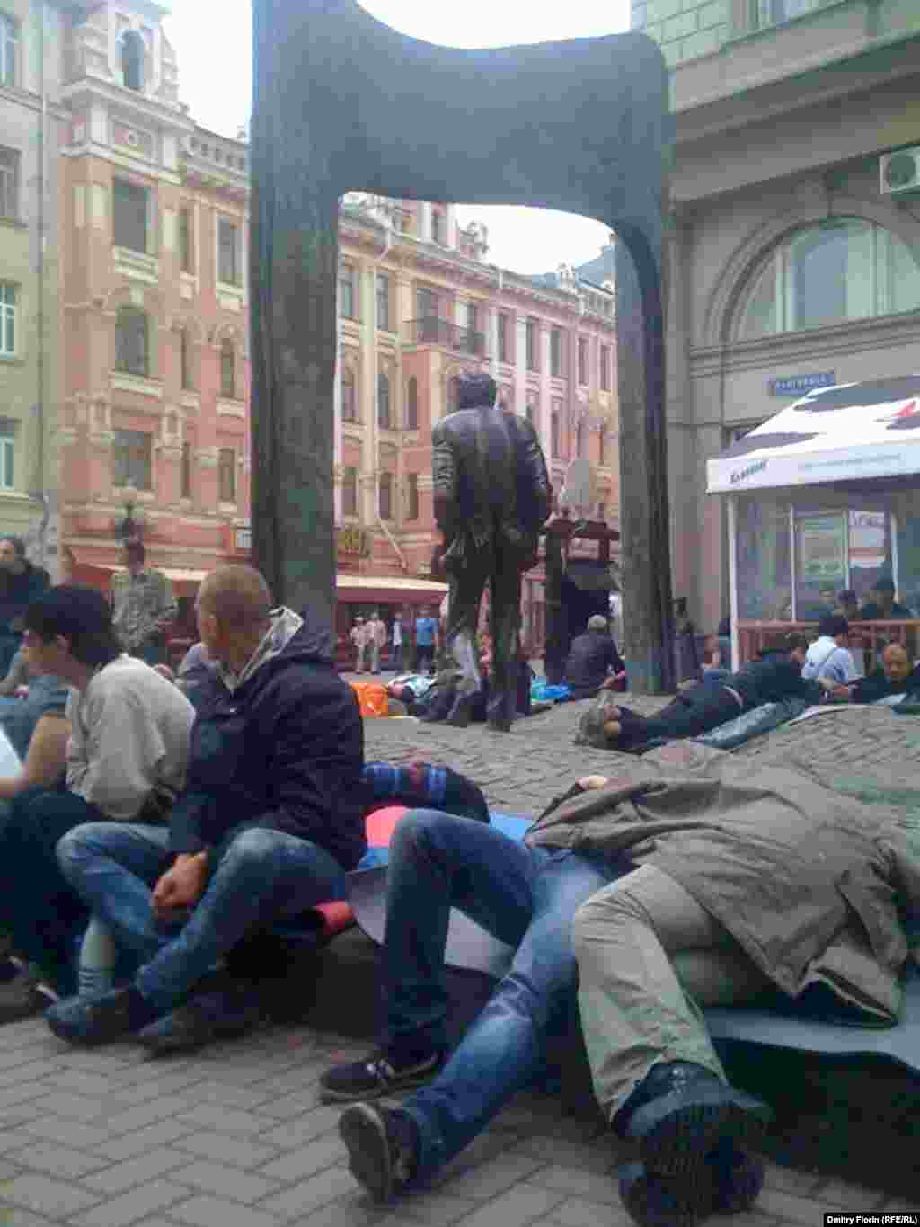 Старый Арбат - как раз место для прогулок, музыкантов и художников, пешеходная зона