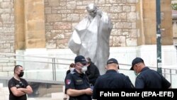 Policija ispred Katedrale Srca Isusova, Sarajevo, 12. maj