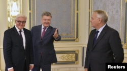 Франк-Вальтер Штайнмаєр, Петро Порошенко і Жан-Марк Еро (л -> п), Київ, 14 вересня 2016 року
