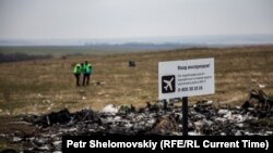 Nizozemski istražitelji na mjestu napada aviona u blizini sela Grabovo na istoku Ukrajine, novembar 2014.