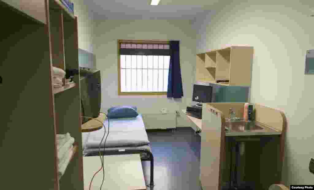 У камерах є телевізори й комп’ютери, але доступу до інтернету затримані не мають.