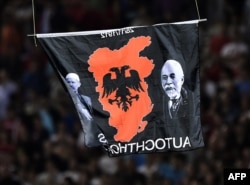 Zastava "Velike Albanije" prikačena na dron