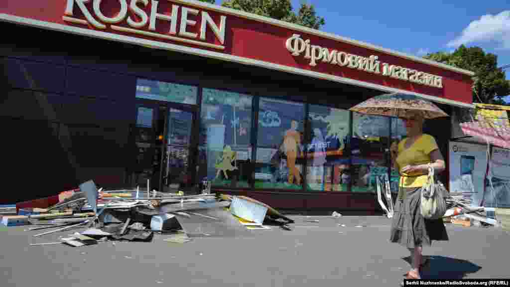 Маф «Рошен» ківш екскаватора обійшов. Будівельне сміття під двері кондитерської крамниці принесли торговці на знак протесту