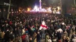 Тисячі людей у Тбілісі вимагали звільнити Саакашвілі – відео Тисячі людей у Тбілісі вимагали звільнити Саакашвілі – відео
