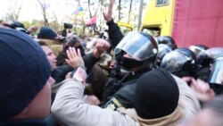 Бійка, газ, тиснява – активісти під Радою відбивали в силовиків апаратуру для віча (відео)