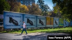 Правительственная пропагандистская кампания в Венгрии: плакаты с изображением бомбы и надписью "Брюссель наказывает нас санкциями"