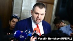 Делян Пеевски е санкциониран по закона „Магнитски“, но партията, на която е единствен председател, ползва банкови сметки