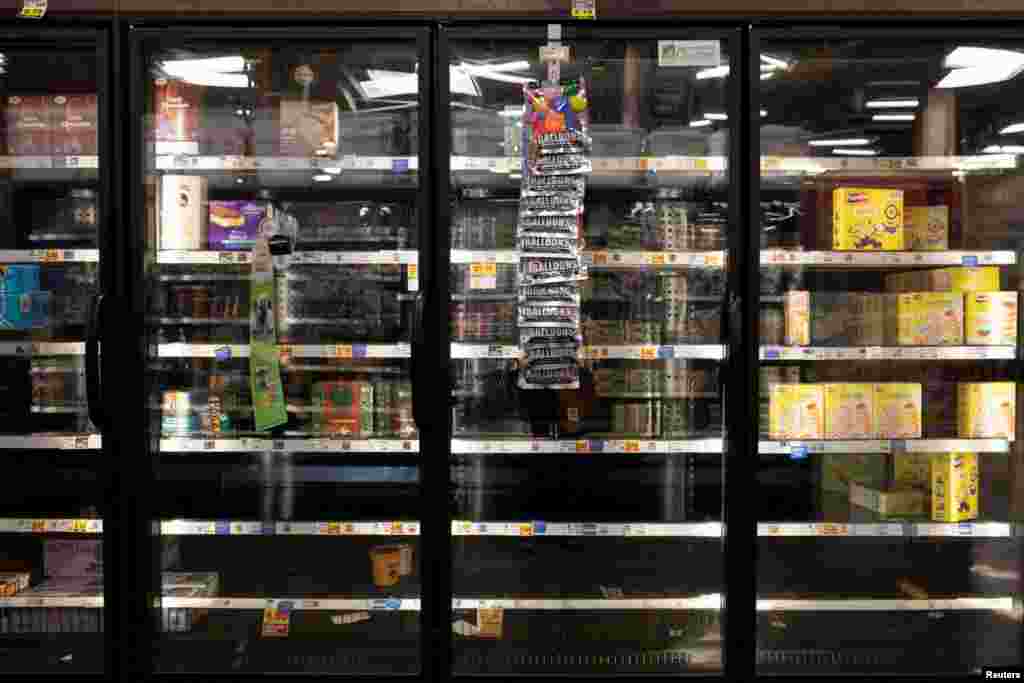 Prazne police sa vodom u supermarketu u Portlandu