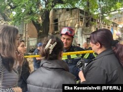 აქ მაშველები ჩამონგრეული სახლის ბინადრებს უხსნიან, რომ მხოლოდ თითო-თითოდ შეძლებენ ავარიულ სახლში ათი წუთით შესვლას