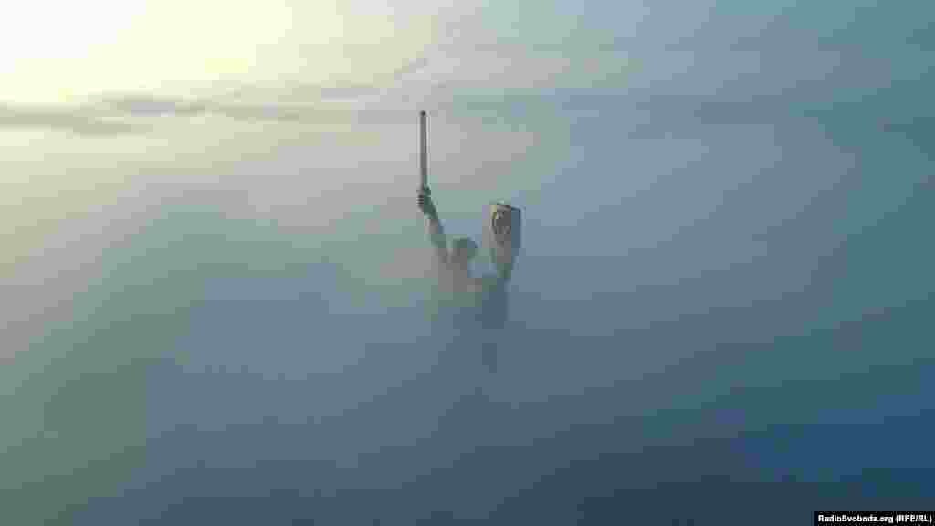 Туман оповиває пам'ятник Батьківщині-Матері в Києві, 6 листопада. Статуя заввишки 102 метри належить Національному музею історії України у Другій світовій війні. (Радіо Свобода/Радіо Вільна Європа)