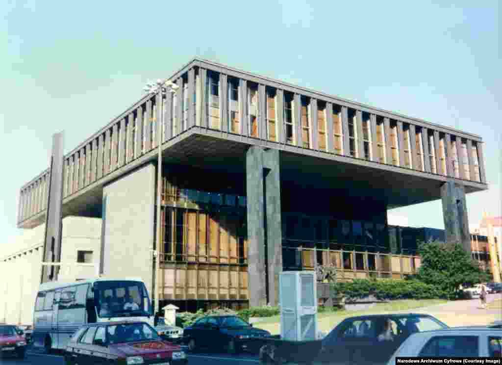 შენობა პრაღის ცენტრში, სადაც გათავსებული იყო რადიო თავისუფლება. 1995 წელს რადიო თავისუფლება პრაღაში გადავიდა. ჩეხეთის პრეზიდენტმა ვაცლავ ჰაველმა მაუწყებელს ქალაქის ცენტრში მდებარეჩეხოსლოვაკიის კომუნისტური პარლამენტის ყოფილი შენობა შესთავაზა ნომინალური ქირის სანაცვლოდ. 2009 წელს რადიოსადგური ცენტრის გარეთ, სპეციალურად აშენებულ შენობაში გადავიდა.