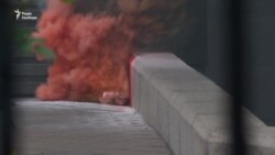 Фальшфаєри, презервативи та шини – під стінами КСУ вимагали відставки суддів (відео) Фальшфаєри, презервативи та шини – під стінами КСУ вимагали відставки суддів (відео)