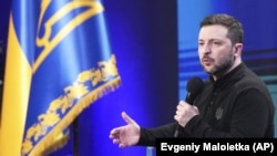 По мнению Владимира Зеленского, следует «трезво смотреть» на ситуацию и реагировать на реальные угрозы, а не только на информационные