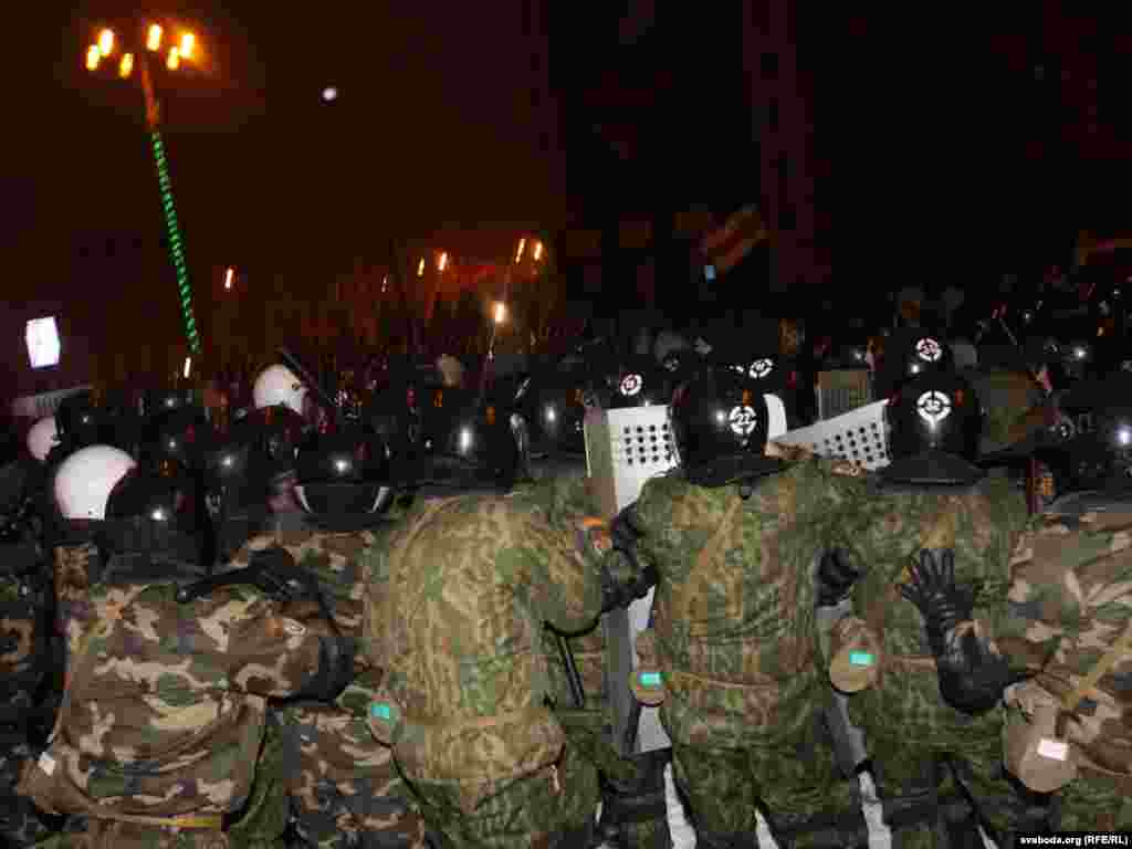 У Мінську в день виборів президента Білорусі відбулися сутички опозиції і правоохоронців