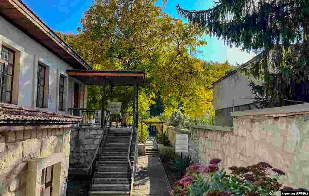 Восстановлен и сад во дворе дома-музея. Там цветут розы и растет шелковица