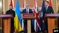 Ukrajinski predsednik Volodimir Zelenski, britanski premijer Kir Starmer i generalni sekretar NATO Mark Rute, London, 24. oktobar 2025.