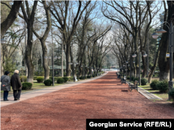 ვაკის პარკის რეაბილიტაციის დროს უცვლელი დარჩა წითელი ქვიშის ბილიკები - გაკეთდა ველობილიკები, განახლდა სკამები, ფანჩატურები, სპორტული და სათამაშო მოედნები.