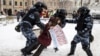 Задержание участницы акции в поддержку Алексея Навального. Москва, 31 января 2021 года