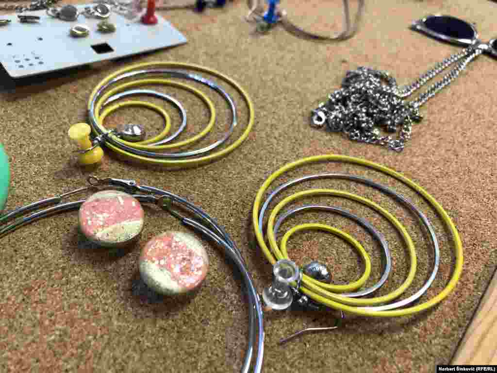 Među dvadeset korisnika ovog boravka koji je otvoren pre 16 godina je i Vasil koji je za dolazak Radija Slobodna Evropa posebno nacrtao nekoliko šarenih radio aparata, kao podsetnik, gde nas mogu slušati. "Volim da crtam, da pripremam ovakve crteže. A ovde su radio aparati, sa antenama, preko kojih možemo slušati radio", kaže Vasil.