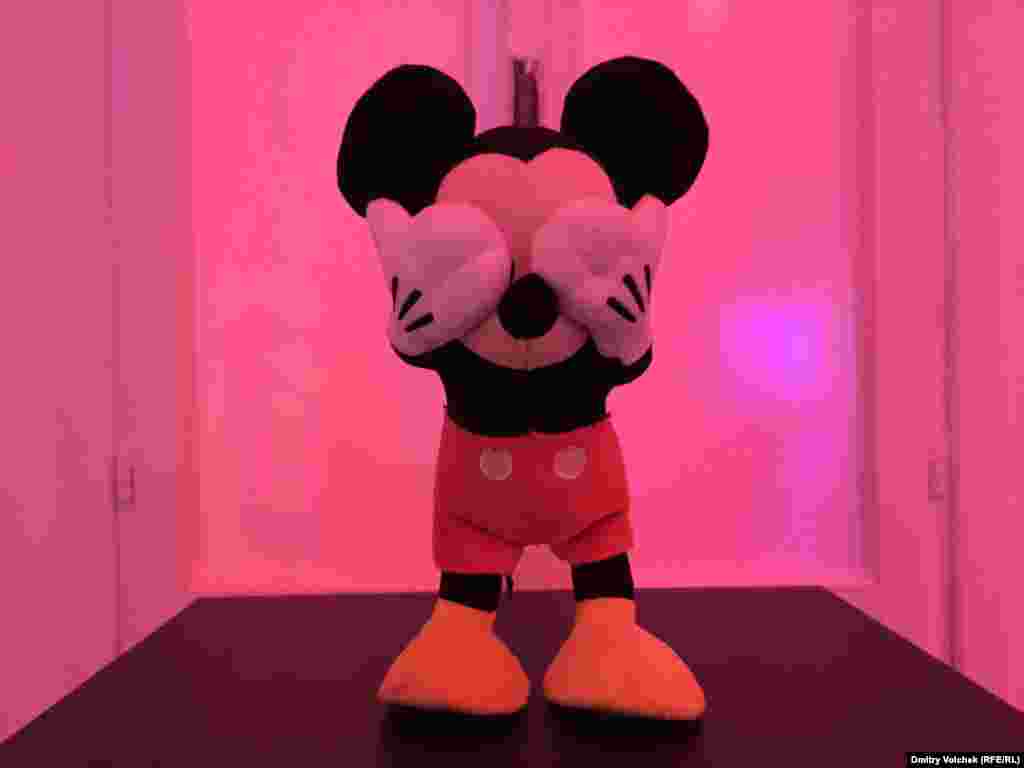 Микки Маус не хочет смотреть на возмутительные экспонаты выставки "Сладкая смерть"