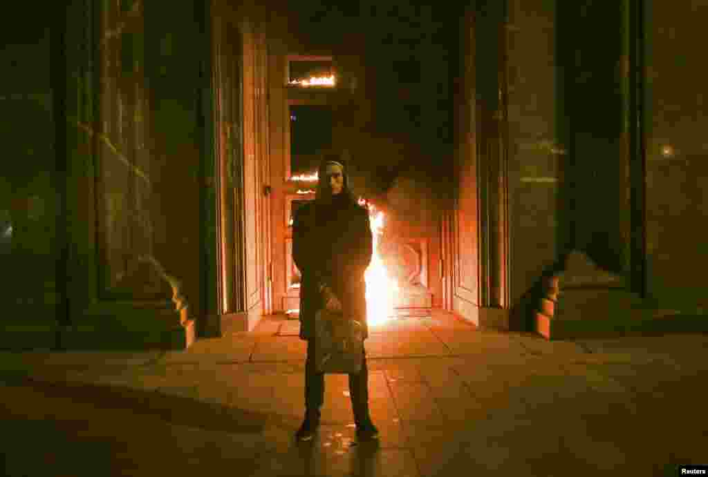 Лубянкаялда ФСБялъул нуцIида цIа лъурав Россиялдаса художник Петр Павленский.  (Reuters/Nigina Beroeva)