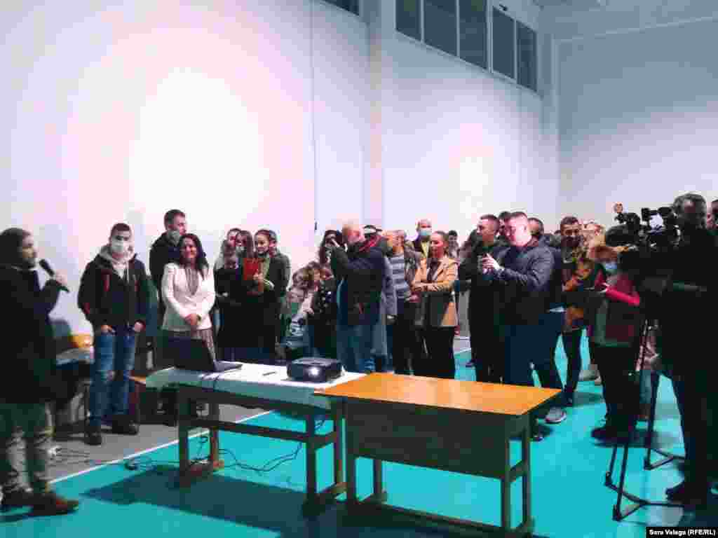 Načelnica Jezera Snježana Ružičić nakon govora sa okupljenima u školi. 