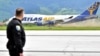 Policajac na pisti Aerodroma u Sarajevu, 15. maj 2021.