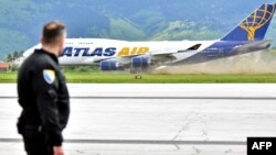 Policajac na pisti Aerodroma u Sarajevu, 15. maj 2021.