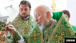 Предстоятель Української православної церкви (МП), митрополит Володимир (Сабодан) (праворуч) та cекретар предстоятеля УПЦ (МП), на той час архієпископ Переяслав-Хмельницький і Вишневський Олександр (Драбинко). Київ, 8 квітня 2012 рік