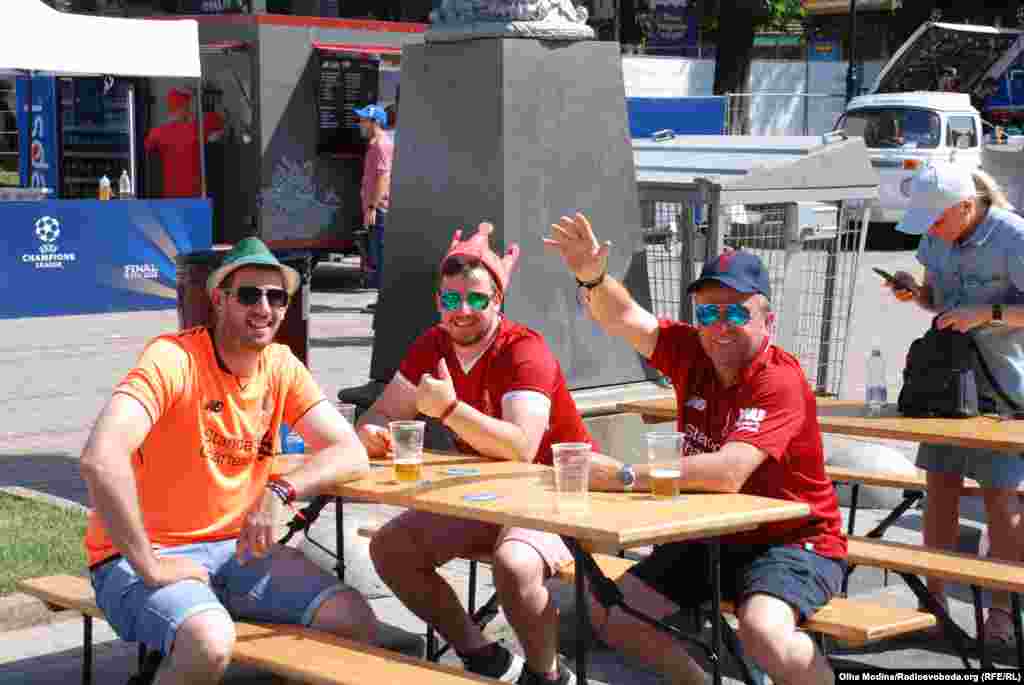 А ці фанати можуть розслабитися до суботи. Саме 26 травня відбудеться матч між &laquo;Реалом&raquo; та &laquo;Ліверпулем&raquo;