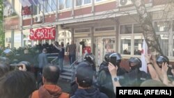 Akcija policije na protestu ispred Fakulteta sporta i fizičkog vaspitanja u Novom Sadu 28. aprila 2025.