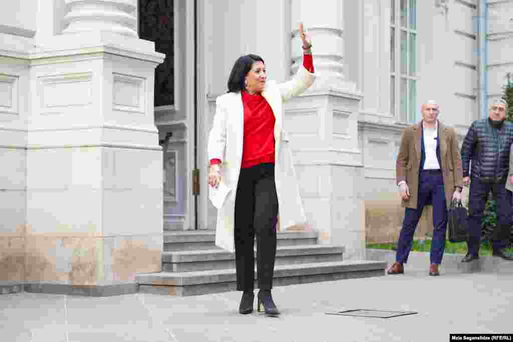 28 დეკემბერს საქართველოს სალომე ზურაბიშვილმა ორბელიანის სასახლე დატოვა, მაგრამ განაცხდა, რომ კვლავ რჩება პრეზიდენტად და ერთადერთ ლეგიტიმურ პირად მთავრობაში. „თქვენთან ერთად ვიქნები ბოლომდე, სანამ ჩვენ არ დავნიშნავთ არჩევნებს და სანამ ჩვენ არ გვექნება თავისუფალი არჩევნები და ჩვენი არჩეული ღირსეული ხელისუფლება“,- უთხრა ხალხს სალომე ზურაბიშვილმა