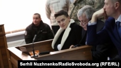 Надія Савченко і Віктор Чевгуз (зліва), 23 березня 2018 року