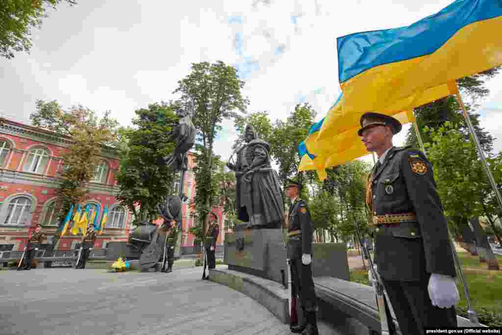 Під час урочистостей з нагоди 25-ї річниці Конституції України біля пам’ятника гетьману України Пилипу Орлику. Київ, 28 червня 2021 року. НА ЦЮ Ж ТЕМУ