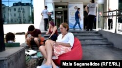 ნატა ფერაძე თბილისის მერიასთან შიმშილობს. 2016 წლის აგვისტო.