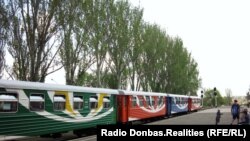 Свіжопофарбовані до літа вагони та локомотиви