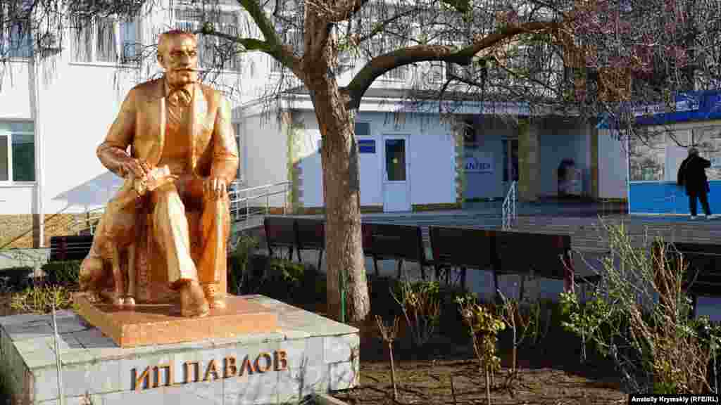 Академик Иван Павлов со своей знаменитой подопытной собакой «наблюдал» на всем происходящим на пляже из глубины территории санатория