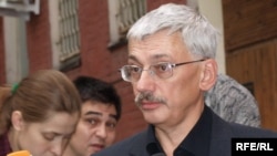 Росія - Олег Орлов, голова правозахисного центру «Меморіал», перед початком засідання Тверського суду Москви за позовом проти нього Президента Чечні Рамзана Кадирова, Москва, 25 вересня 2009 року.