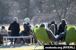 ხალხი სტოკჰოლმში, ღია ცის ქვეშ მოქმედ რესტორანში.