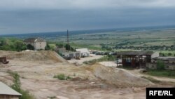 Так виглядає нині Мужіївський золотопоміметалевий рудник: гори переробленої руди, занедбані будівлі та поіржавіле обладнання