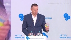 Сенцов передав Зеленському символічну банку. Виступ на YES (відео) Сенцов передав Зеленському символічну банку. Виступ на YES (відео)