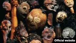 Головы духов из морских водорослей, сделанные Франтишеком Скалой в Headlands Center For the Arts близ Сан-Франциско
