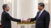 Рукостискання китайського президента Сі Цзіньпіна (праворуч) та держсекретаря США Ентоні Блінкена. Пекін, 19 червня 2023 року