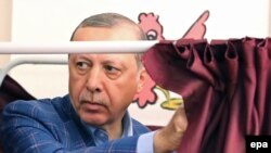 Эрдоган в кабинке для голосования