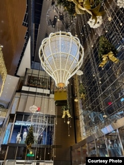 В фойе небоскреба "Черная скала-2". Скульптура воздушного шара с разгорающимся под ним пламенем. Фото: Ирина Генис.