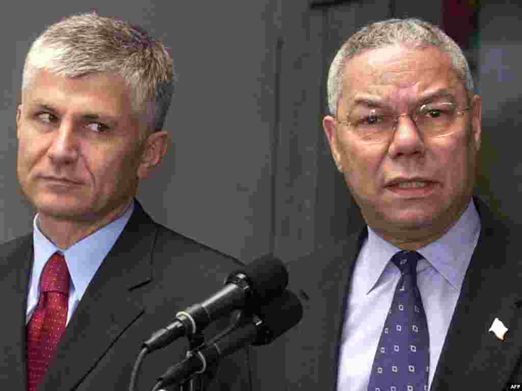 Джинджич с Госсекретарем США Колином Пауэллом перед зданием Государственного департамента США, 21 мая 2002 г.