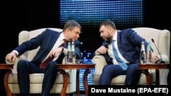 ფოტო არქივიდან: ლუგანსკის და დონეცკის ე.წ. სახალხო რესპუბლიკების "მეთაურები" ლეონიდ პასეჩნიკი (მარცხნივ) და დენის პუშილინი