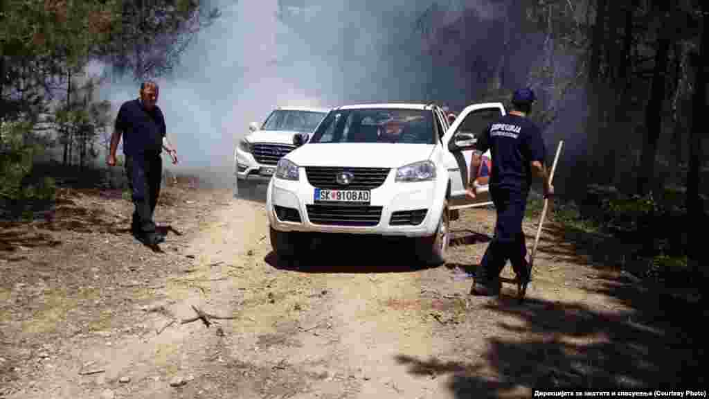 Pripadnici Direkcije za zaštitu i spašavanje pomažu gašenje požara u Starom Nagoričanu, Kumanovo.