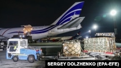 მორიგი ამერიკული სამხედრო დახამარება კიევის აეროპორტში. 